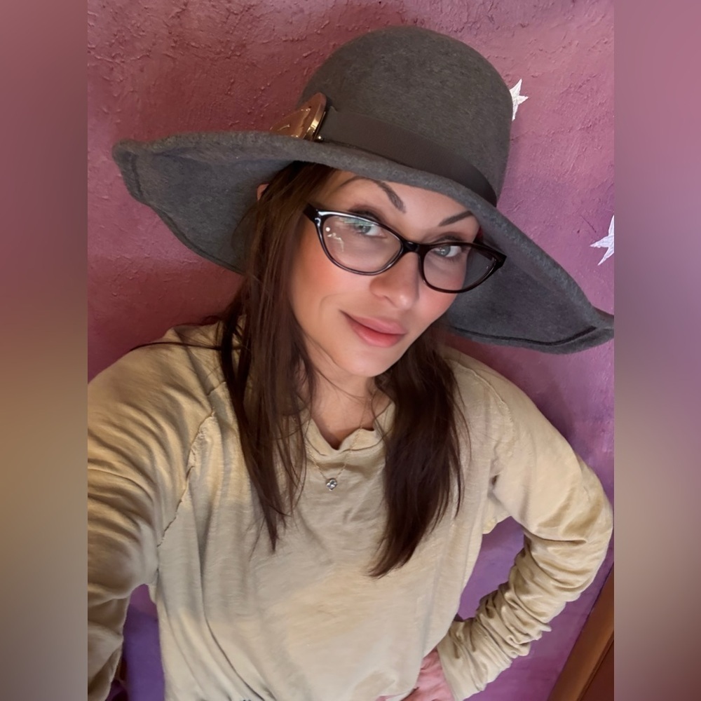 Elegant Gray Women's Hat with Gold Accent - Picture 2 of 2